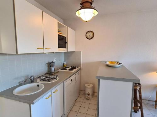 une cuisine avec un évier et un plan de travail dans l'établissement Agréable 3 pièces avec 3 loggias, parking privé - Argelès-sur-Mer - FR-1-388-198, à Argelès-sur-Mer
