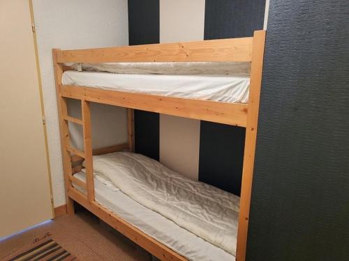 quelques lits superposés dans une chambre dans l'établissement Appartement lumineux 6 pers, pied des pistes, balcon sud, ascenseur, proche commerces, Palais des Sports - FR-1-262-176, à Orcières