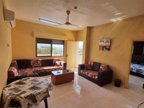 un soggiorno con un divano e un tavolo di العاصم للشقق الفندقية ALASEM HOTEL APARTMENTS ad Aqaba