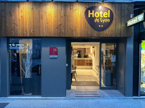 un negozio di fronte con un hotel di voi che vi firma di Hôtel de Lyon a Valence