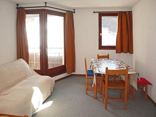 une chambre avec une table, des chaises et un lit dans l'établissement Studio skis aux pieds, 4 pers, balcon - FR-1-322-472, aux Orres