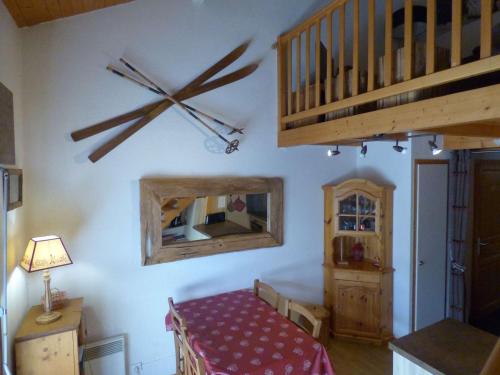 ein Schlafzimmer mit einer hölzernen Uhr an der Wand in der Unterkunft Appartement Le Grand-Bornand, 2 pièces, 4 personnes - FR-1-458-155 in Le Grand-Bornand