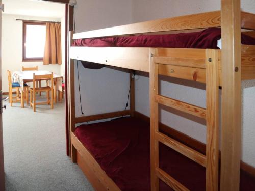 - une chambre avec 2 lits superposés et une table dans l'établissement Studio skis aux pieds, 4 pers, balcon - FR-1-322-472, aux Orres