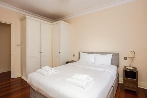 a bedroom with a white bed with two towels on it at Luxury 2 Bedroom Apartment in London Bridge in London