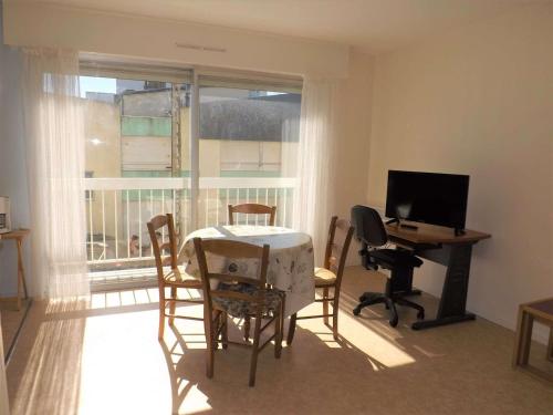 Photo de la galerie de l'établissement Studio lumineux 23m² avec balcon et parking à Berck-Plage - FR-1-646-13, à Berck-sur-Mer