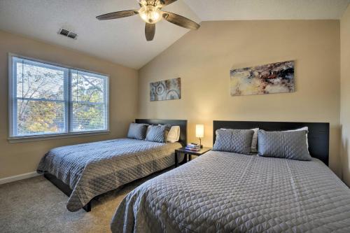 Ένα ή περισσότερα κρεβάτια σε δωμάτιο στο Raleigh Home Near Dining and Shops!