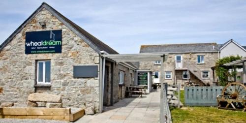 1-Bed Apartment in Helston - Resturant and Golf