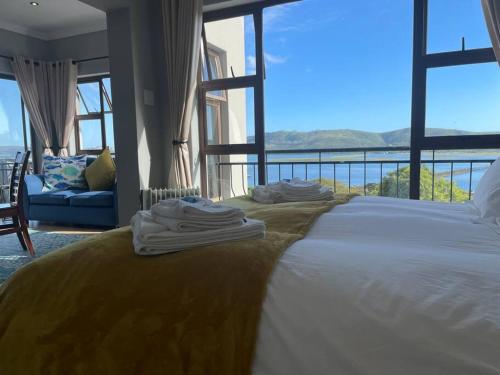 - une chambre avec un lit et une vue sur l'océan dans l'établissement Solar-powered Lovely 1-Room Loft with amazing lagoon views!, à Knysna