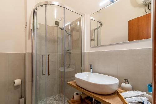 A bathroom at Case Baldelli La Chiostrina