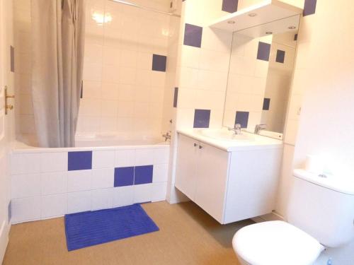 a bathroom with a toilet and a sink and a shower at Duplex T4 8 pers, 102m², Saint-Lary-Soulan, Balcon, Garage, 3 Chambres, 3⭐️, Proche Centre - FR-1-457-278 in Saint-Lary-Soulan