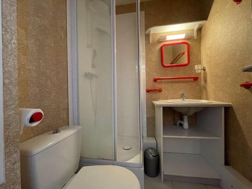 une salle de bain avec une douche, des toilettes et un lavabo dans l'établissement Studio cosy à Montgenèvre - 4 pers. - Proche du centre, rangements, cuisine équipée - FR-1-330D-44, à Montgenèvre