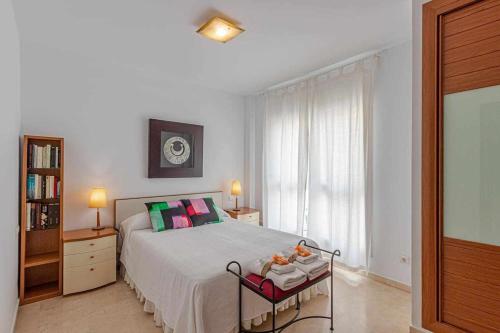a bedroom with a bed and a window at 797 Holiday Rentals - Elegante apartamento para 2 en Torremolinos. in Torremolinos