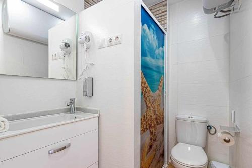Koupelna v ubytování 797 Holiday Rentals- Coqueto estudio a 3 min de la playa