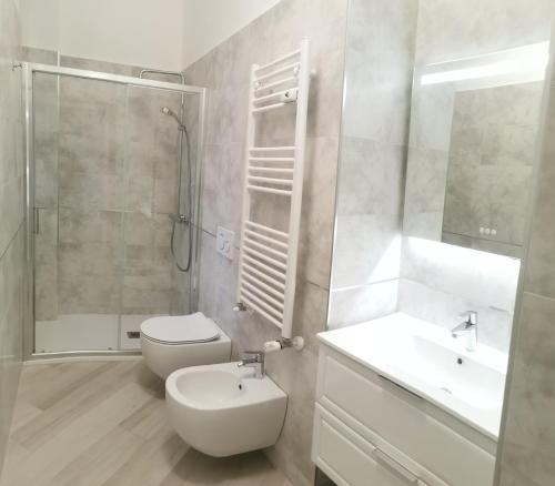 ein Bad mit einem WC, einem Waschbecken und einer Dusche in der Unterkunft Residenze Niguarda E in Mailand
