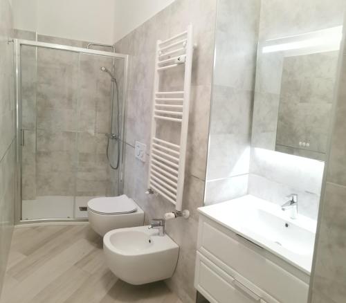 ミラノにあるResidenze Niguarda Eのトイレ、洗面台、シャワー付きのバスルーム