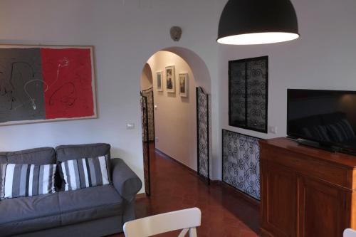 Il comprend un salon doté d'un canapé et d'une télévision à écran plat. dans l'établissement Borgo Pio Holiday, à Rome