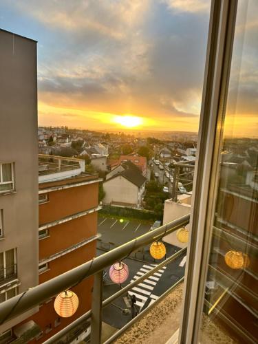 - un balcon offrant une vue sur le coucher de soleil dans l'établissement Cosy appartement with free parking a Paris, à Villejuif