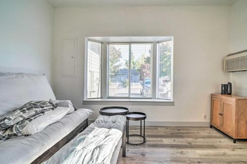 um quarto com um sofá, uma mesa e uma janela em Cozy Medford Apartment Hike, Bike and Explore! em Medford