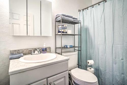 uma casa de banho com um lavatório, um WC e um chuveiro em Cozy Medford Apartment Hike, Bike and Explore! em Medford