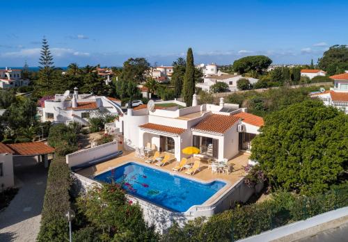 uma vista aérea de uma casa com piscina em Casa Eliana em Carvoeiro