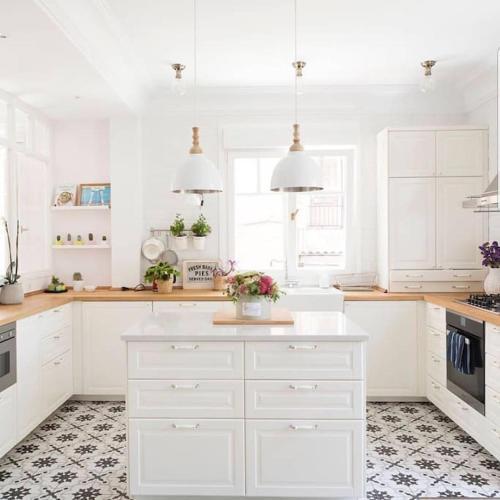 una cocina blanca con encimeras blancas y armarios blancos en Casa de los Sueños para familias en Madrid, en Madrid