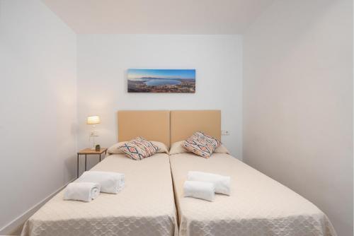 um quarto com uma cama grande e 2 almofadas em Apartment Sunset Albercutx Pollentia 1 em Port de Pollença