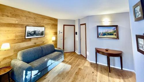 a living room with a couch and a table at Raffinato ed Accogliente Monolocale di Montagna in Breuil-Cervinia