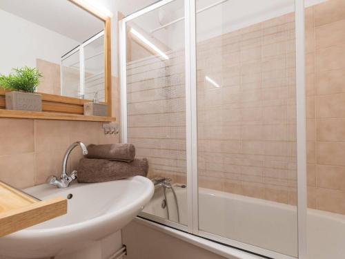 a bathroom with a tub and a sink and a shower at Appartement duplex Saint-Lary 6 pers, 2 ch, mezzanine, balcon - FR-1-296-302 in Saint-Lary-Soulan