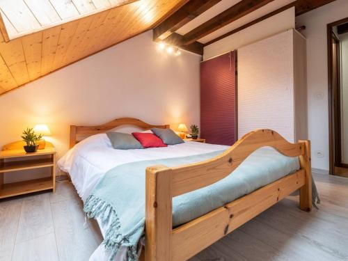 a bedroom with a wooden bed in a room at Appartement duplex Saint-Lary 6 pers, 2 ch, mezzanine, balcon - FR-1-296-302 in Saint-Lary-Soulan
