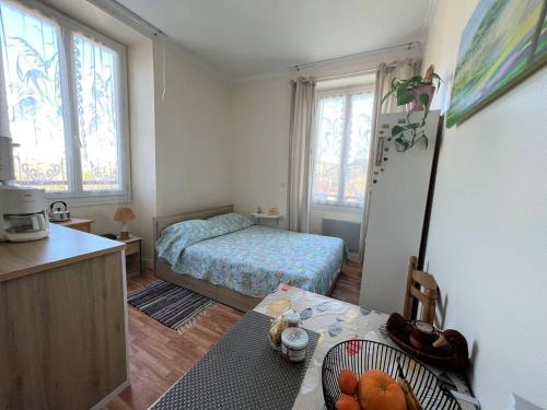 mały pokój z łóżkiem i stołem w obiekcie Studio Cambo-les-Bains, 1 pièce, 2 personnes - FR-1-495-10 w mieście Cambo-les-Bains
