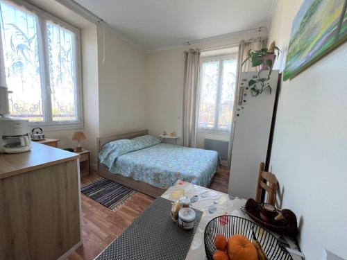 En eller flere senge i et værelse på Studio lumineux à Cambo-les-Bains, proche thermes, coin nuit, kitchenette, internet, animaux acceptés - FR-1-495-10