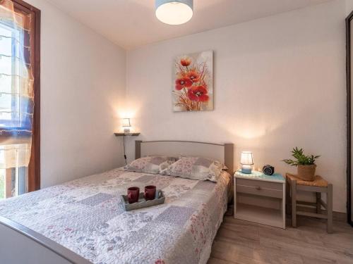 - une chambre avec un lit et 2 tasses dans l'établissement Appartement T2 avec balcon, parking et navette gratuite, au cœur de Saint-Lary-Soulan pour 4 personnes - FR-1-296-307, à Saint-Lary-Soulan