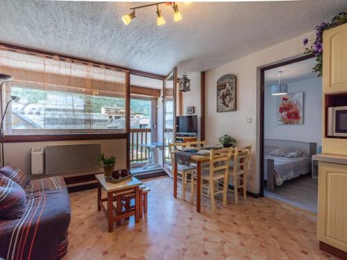 un salon avec une table et une salle à manger dans l'établissement Appartement T2 avec balcon, parking et navette gratuite, au cœur de Saint-Lary-Soulan pour 4 personnes - FR-1-296-307, à Saint-Lary-Soulan