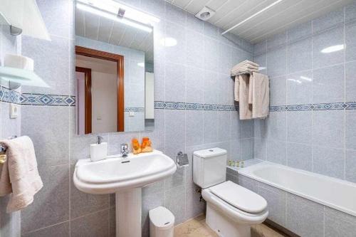 a bathroom with a sink and a toilet and a tub at 797 Holiday Rentals- Hermoso apartamento para 4 en Benalmadena in Benalmádena