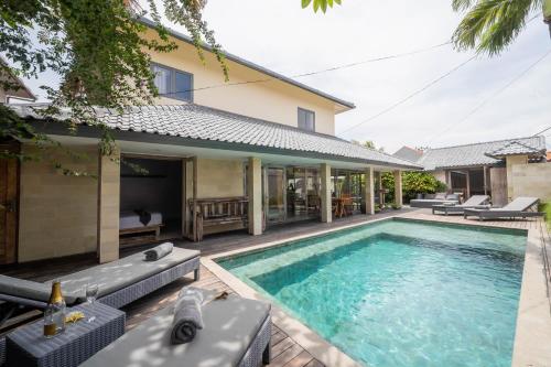 スミニャックにあるVilla Amana Seminyakの家の前のプール