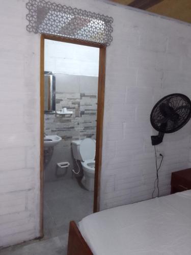 a bathroom with a toilet and a sink at Apart Cabaña KTIK in San Bernardo del Viento