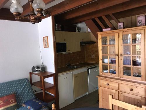 une cuisine avec un évier et un plan de travail dans l'établissement Chalet Accolé à Bolquère, 6 pers, 3 chambres, Cuisine équipée, Parking, Animaux acceptés - FR-1-592-7, à Bolquère-Pyrénées 2000