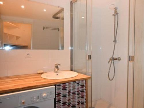 y baño con lavabo y ducha. en Appartement Montgenèvre, 2 pièces, 6 personnes - FR-1-266-161, en Montgenèvre