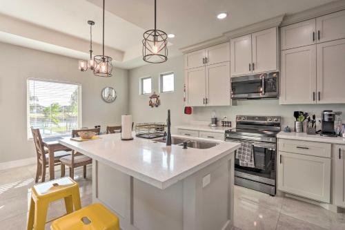 Η κουζίνα ή μικρή κουζίνα στο Stunning Laguna Vista Retreat with Pool and Grill