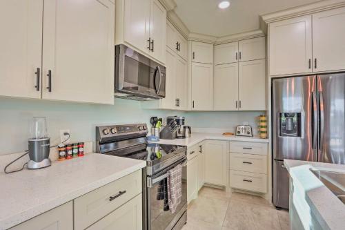 Η κουζίνα ή μικρή κουζίνα στο Stunning Laguna Vista Retreat with Pool and Grill