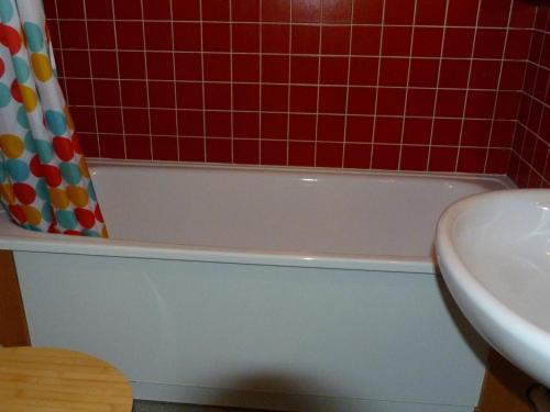 une salle de bain avec une baignoire, des toilettes et un lavabo dans l'établissement Duplex 2 Pièces 6 Pers, Ski aux Pieds, Charmettoger Arc 1800, Proche Transarc, Équipements Confort - FR-1-411-607, à Bourg-Saint-Maurice