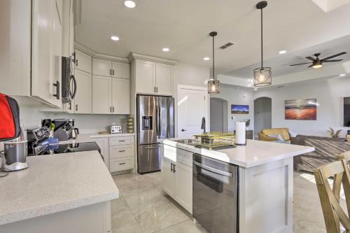 Η κουζίνα ή μικρή κουζίνα στο Stunning Laguna Vista Retreat with Pool and Grill