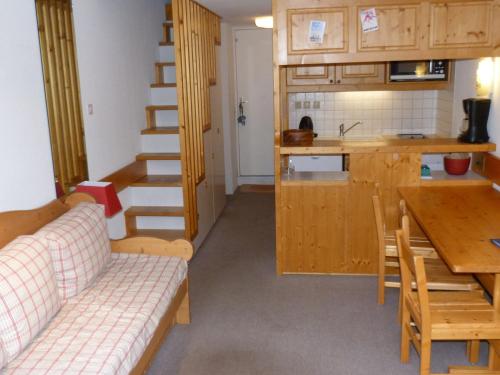 un salon avec un canapé et une table et une cuisine dans l'établissement Duplex 2 Pièces 6 Pers, Ski aux Pieds, Charmettoger Arc 1800, Proche Transarc, Équipements Confort - FR-1-411-607, à Bourg-Saint-Maurice