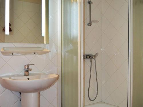 une salle de bain avec un lavabo et une douche dans l'établissement Appartement 2 pièces 6 pers, proche pistes, terrasse, animaux acceptés - FR-1-592-17, à Bolquère-Pyrénées 2000