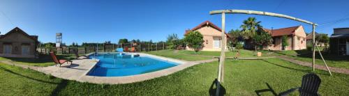 a backyard with a swimming pool in a yard at Cabañas de Ayui in Concordia