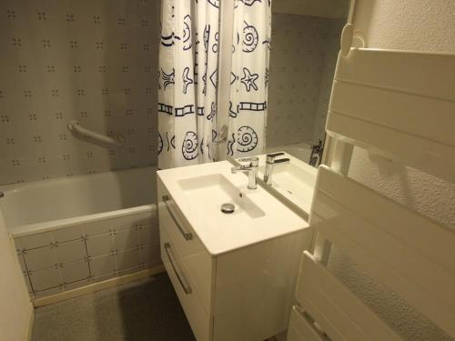 une salle de bain avec un lavabo et un rideau de douche dans l'établissement Luchon - T2 pour 4 pers. avec balcon et parking - FR-1-313-185, à Luchon