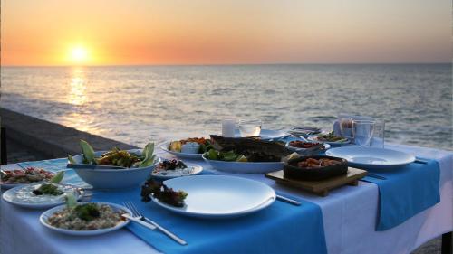 Inebolu Gardenya Hotel في إنِيبولو: طاولة مع أطباق من الطعام على المحيط