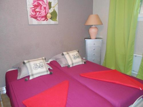een slaapkamer met een bed met roze en groene lakens bij Maison Monica Exeptionnel-Jardin paysage ZEN in Coursan