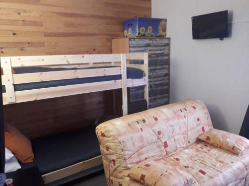- un salon avec un canapé et des lits superposés dans l'établissement Studio cosy avec accès direct aux pistes à Arette - 4 personnes, casier à skis, parking gratuit - FR-1-602-62, à Arette