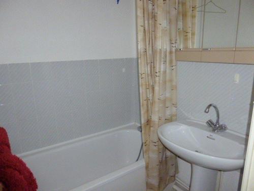 une salle de bain avec une baignoire, un lavabo et des toilettes dans l'établissement Studio 4 pers, proche pistes avec balcon et parking - FR-1-602-42, à Arette